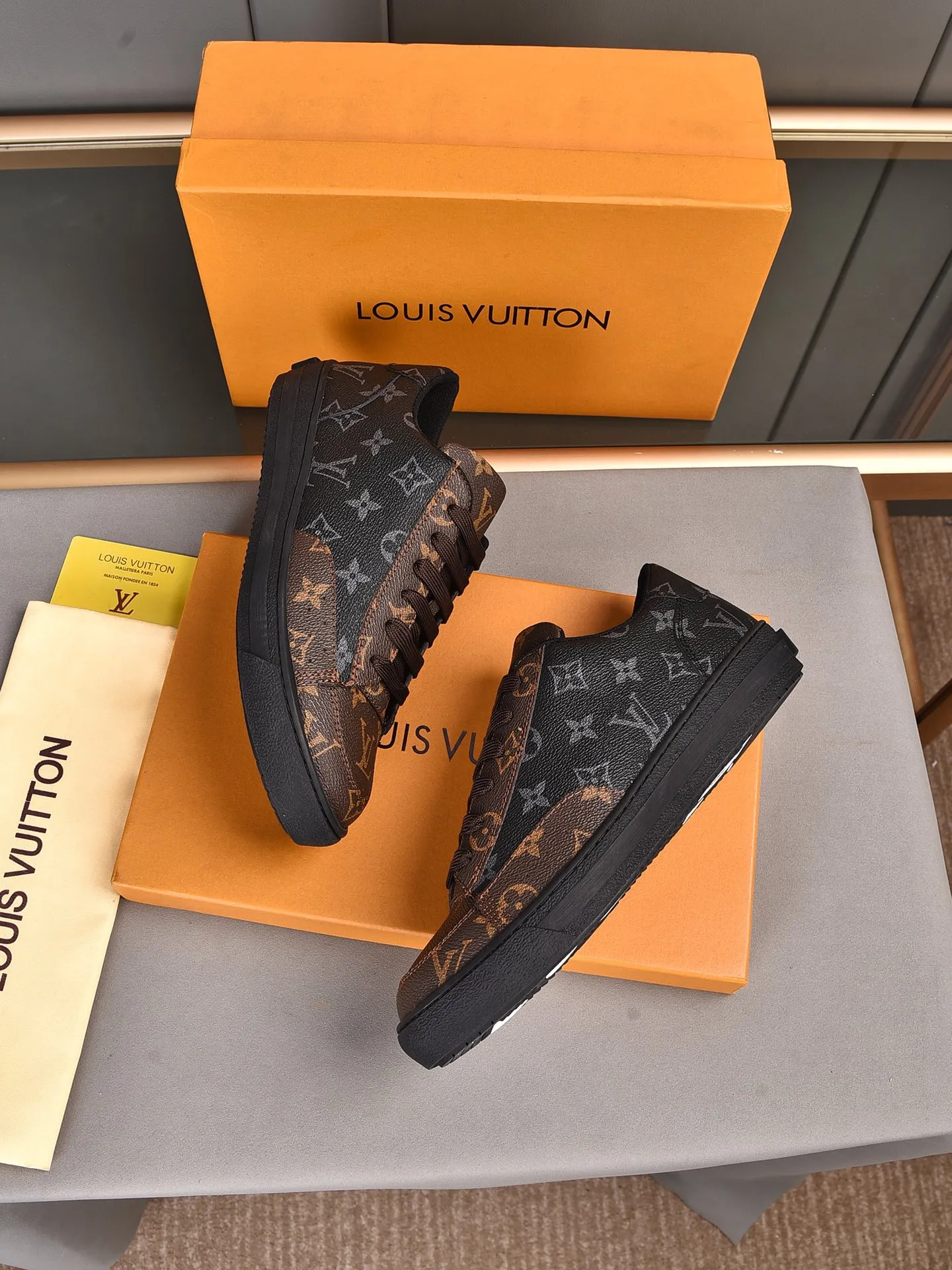 💰💰💰P420 [LV's latest model] New casual Korean-style men's shoes, new autumn and winter design, perfect workmanship, cabinet quality, upper PVC material, breathable mesh lining; soft and comfortable, original rubber outsole super light Wear-resistant, simple, versatile fashion men's shoes, bright colors Two colors available Size 38--44 (45 46 customized)